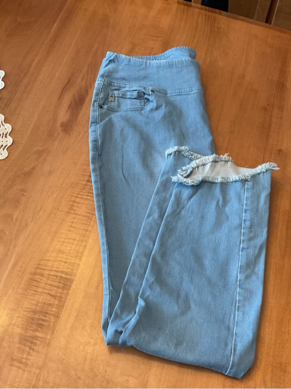 Belle by Kim Gravel Light Blue Frayed Hem Jeggings 18